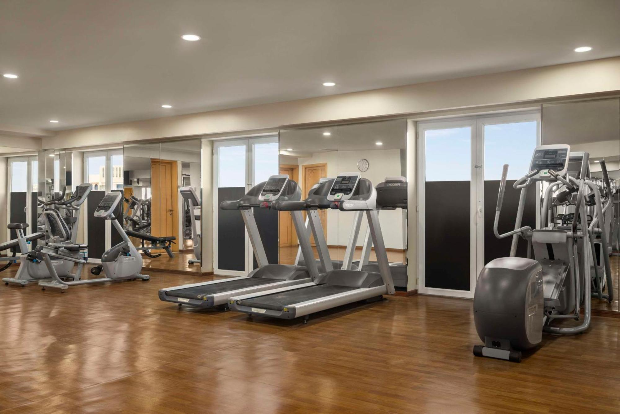 Levatio Suites Mascate Esterno foto The gym at the hotel