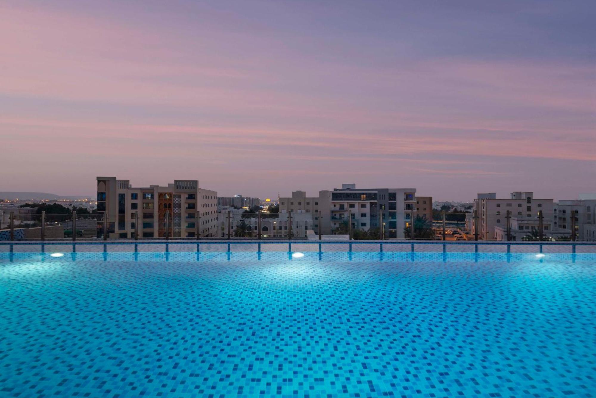 Levatio Suites Mascate Esterno foto The rooftop pool at the hotel