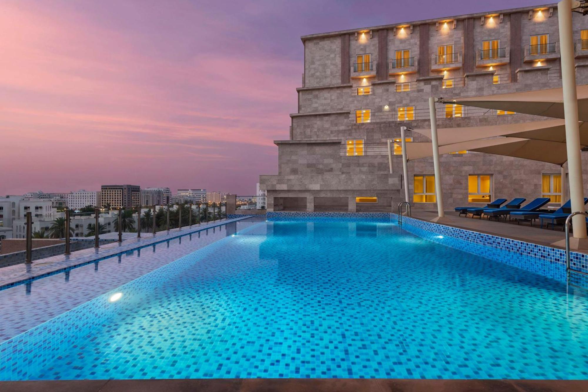 Levatio Suites Mascate Esterno foto The swimming pool at the hotel