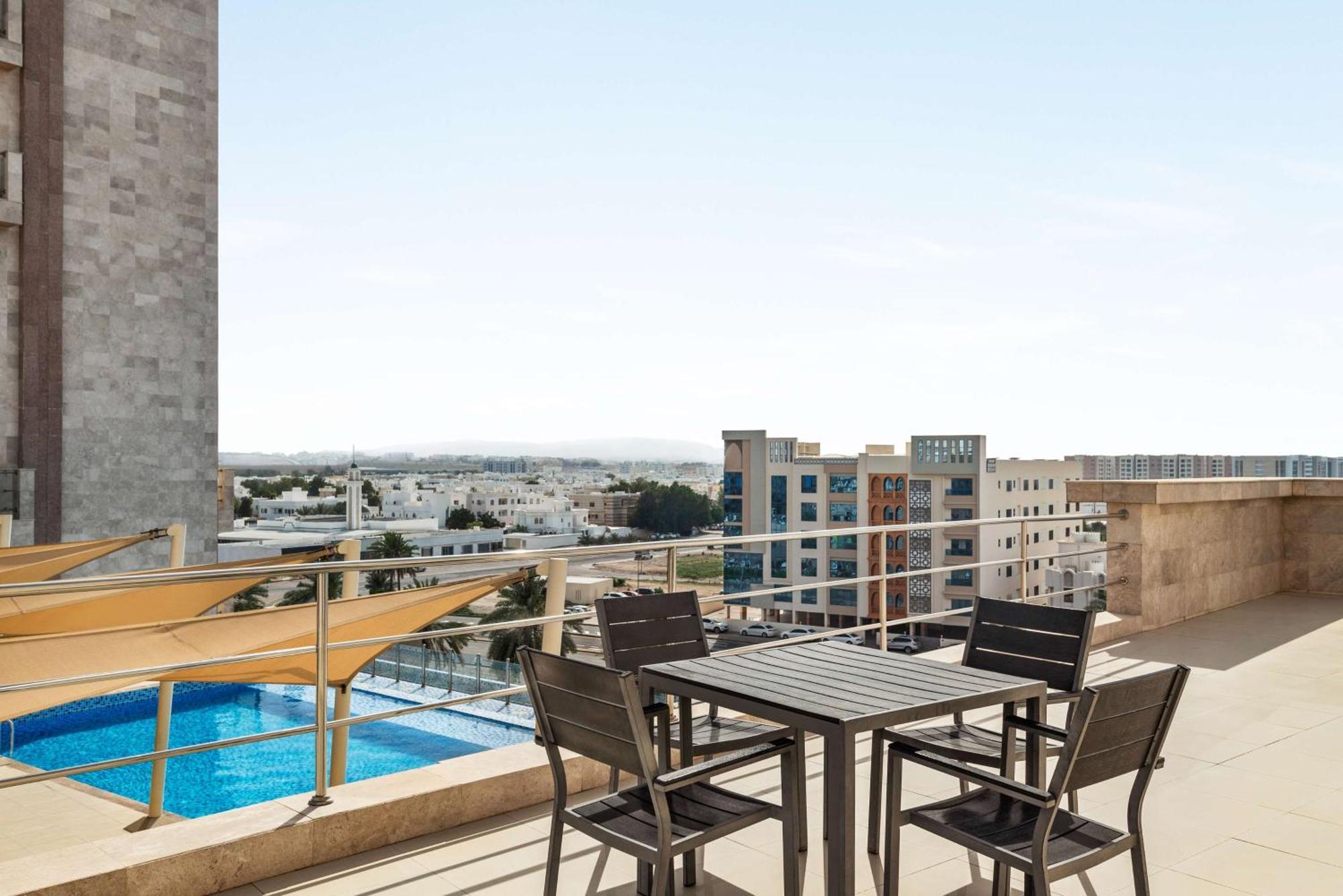 Levatio Suites Mascate Esterno foto Rooftop pool