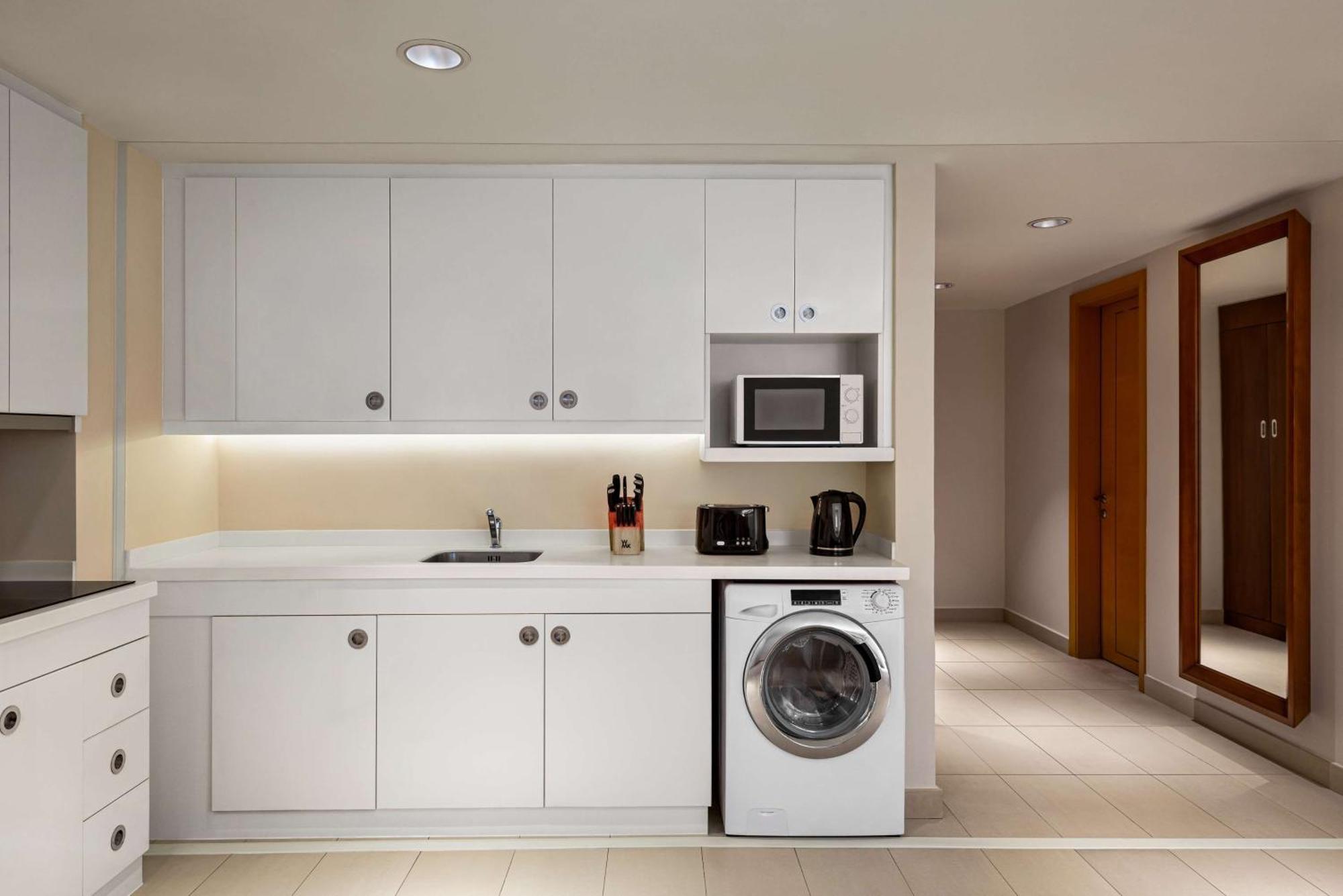 Levatio Suites Mascate Esterno foto A typical kitchenette
