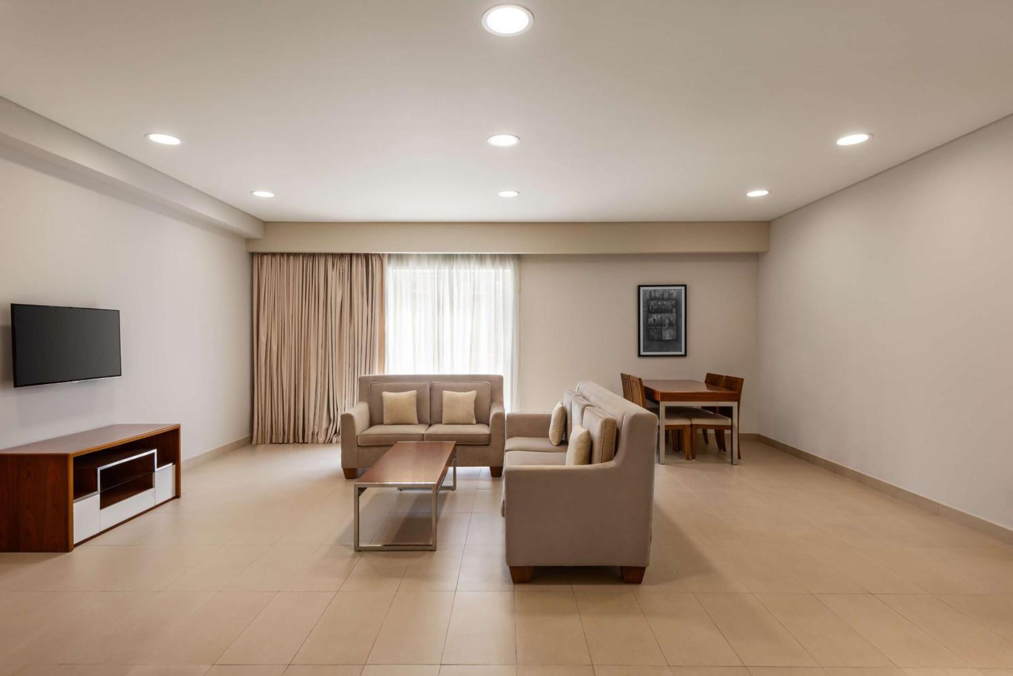 Levatio Suites Mascate Esterno foto A living room at the hotel