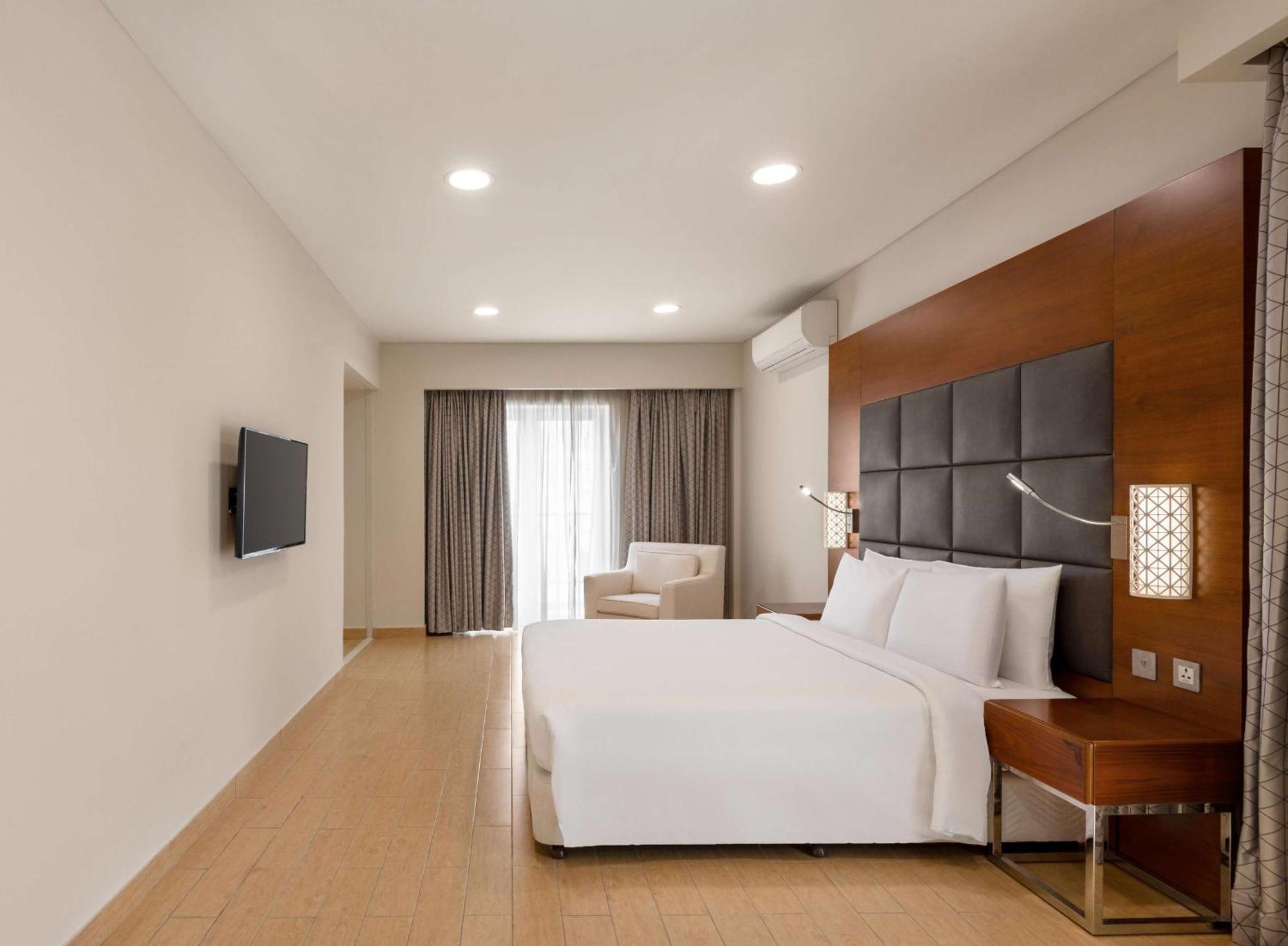 Levatio Suites Mascate Esterno foto A room at the hotel
