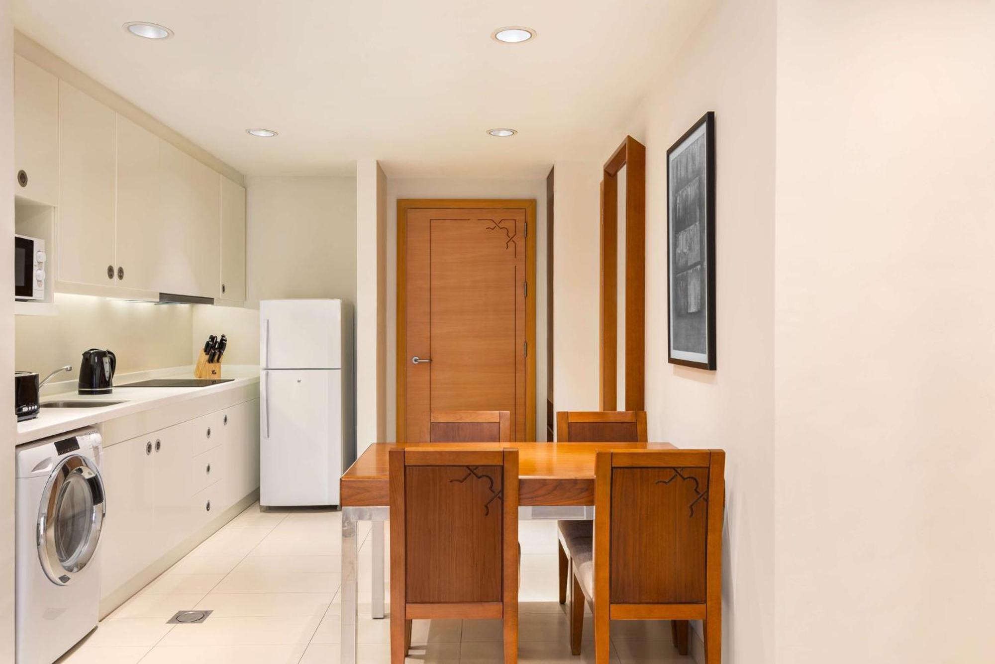 Levatio Suites Mascate Esterno foto A typical kitchen in a serviced apartment