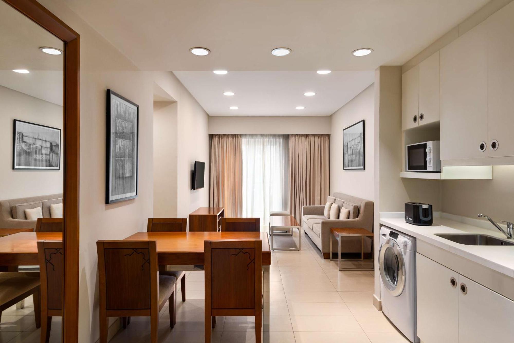 Levatio Suites Mascate Esterno foto A typical apartment at the hotel