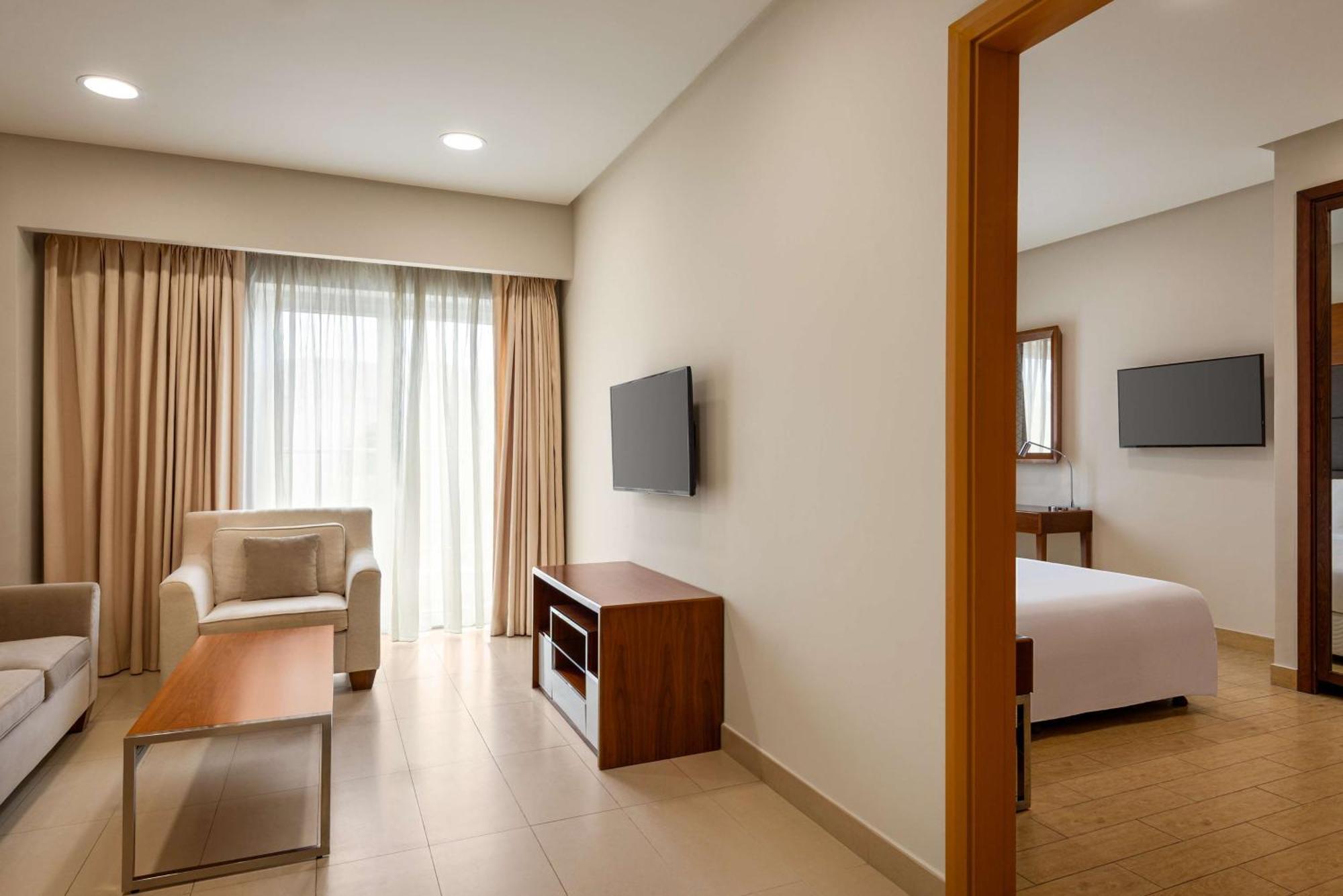 Levatio Suites Mascate Esterno foto A room at the hotel