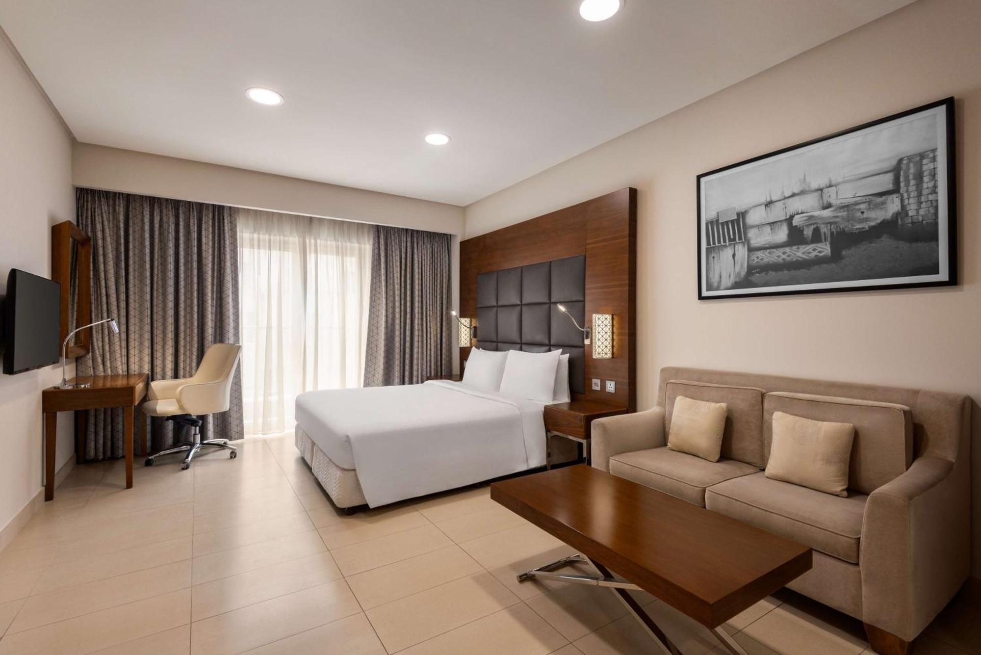 Levatio Suites Mascate Esterno foto A room at the hotel